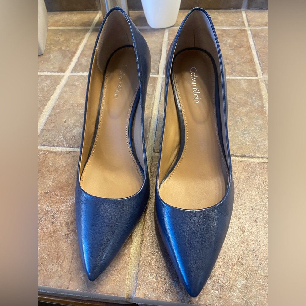 Women’s size 6, Navy blue heels, 3” heel height